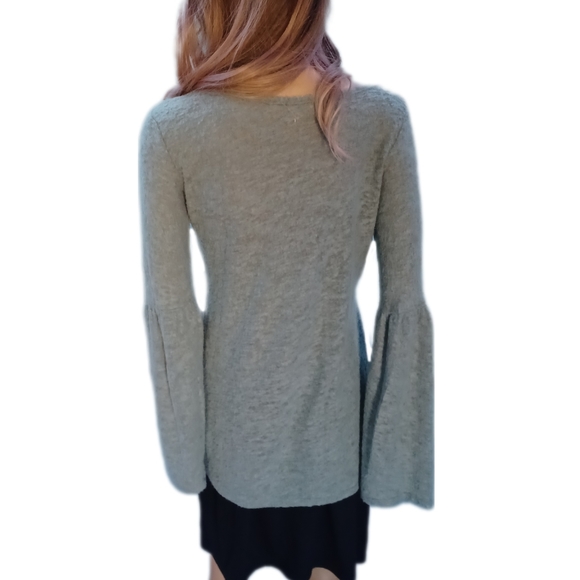 *SOLD*Andree' oversized S bell sleeve top fits S/M - Picture 4 of 5
